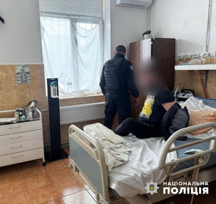 У Мукачеві пацієнт лікарні вдарив ножем медсестру – 01