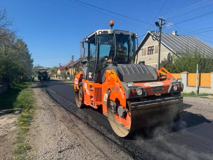 На Закарпатті відновлюють ще одну дорогу: де тепер укладають асфальт – 01