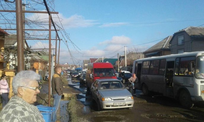 У Виноградівському районі триває акція протесту: люди вимагають побачити машину з гравієм – 01