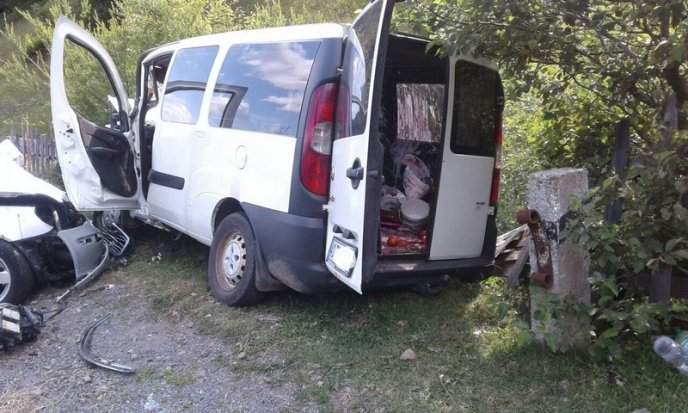 Ввечері сталася жахлива аварія: зіткнулися легковик та мікроавтобус – 01