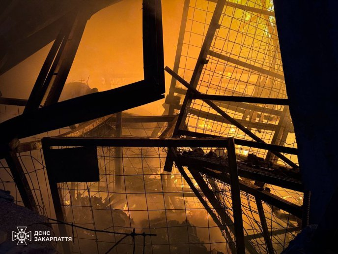 В Ужгороді спалахнула масштабна пожежа: горять склади – 05