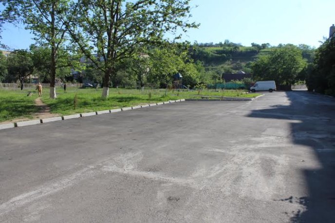 В Мукачеві показали внутрішньоквартальний проїзд, відремонтований за півмільйона гривень – 05