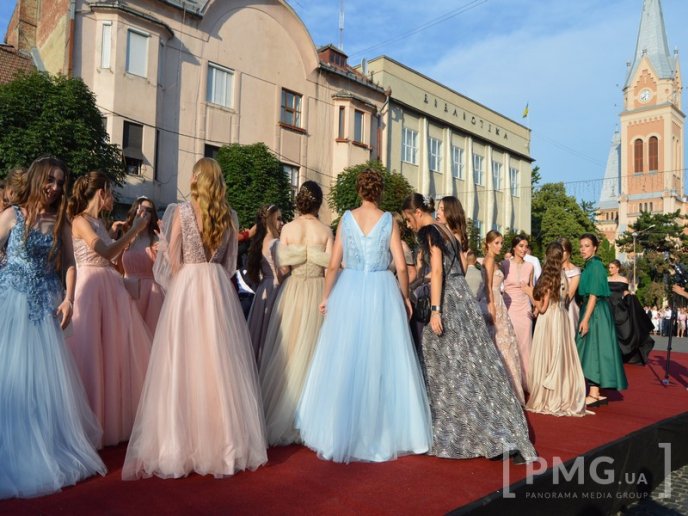 Парад випускників у Мукачеві: емоційні фото із заходу – 08