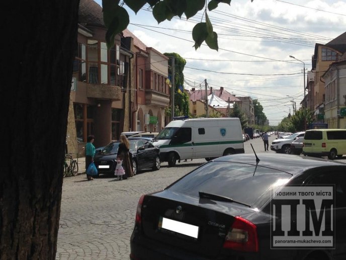 У Мукачеві "елітний олень" припаркувався на самому пішохідному переході (ФОТОФАКТ) – 03