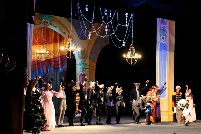 Закарпатський облмуздрамтеатр подарував маленьким глядачам виставу "Лускунчик" – 05