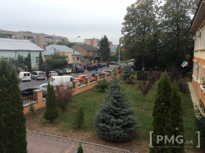 Оскаженілий натовп ромів "проводжав" автозак з родиною Лакатош вигуками "вбивці" – 05