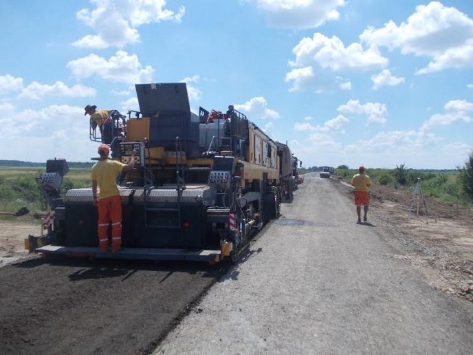 В одному із закарпатських сіл переобладнають в’їзди в двори і облаштують тротуари – 03
