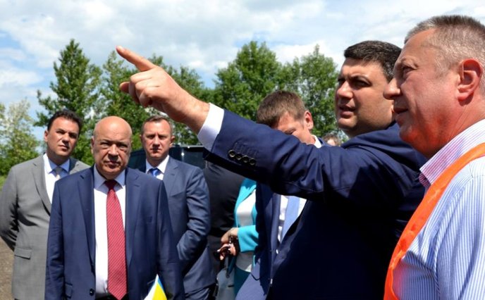 Володимир Гройсман особисто проінспектував розбудову однієї з ключових автодоріг Закарпаття – 09