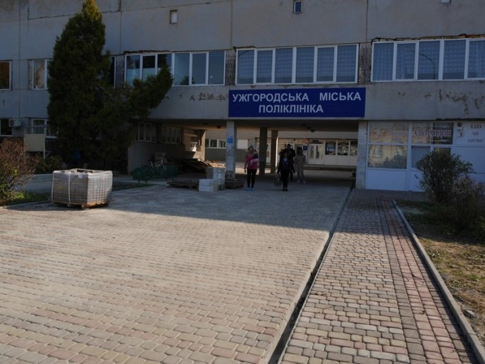 В Ужгороді завершуються роботи з ремонту благоустрою міської поліклініки – 02 В Ужгороді завершуються роботи з ремонту благоустрою міської поліклініки – 02