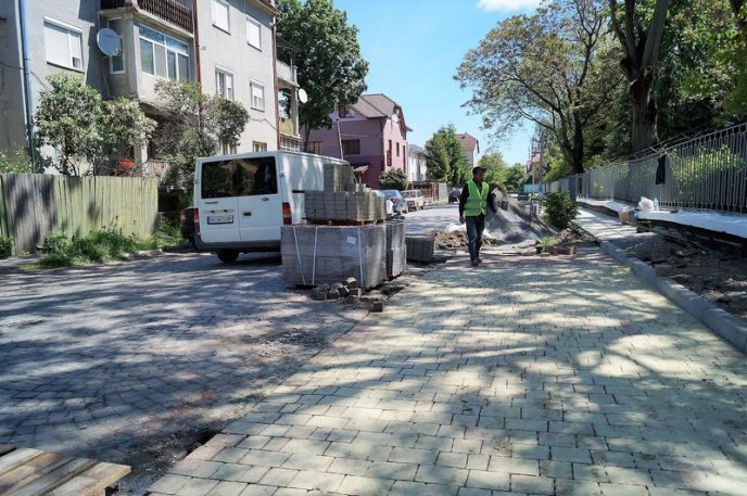 У Мукачеві облаштовують нові тротуари – 04