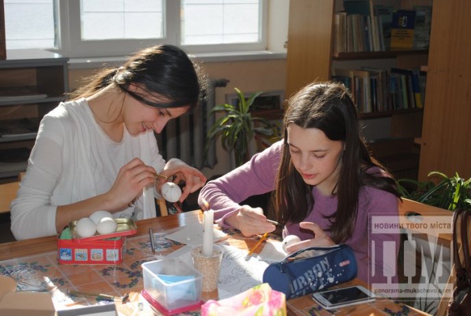 Майстер-клас із писанкарства відбувся у Мукачівській міській бібліотеці (ФОТО) – 01