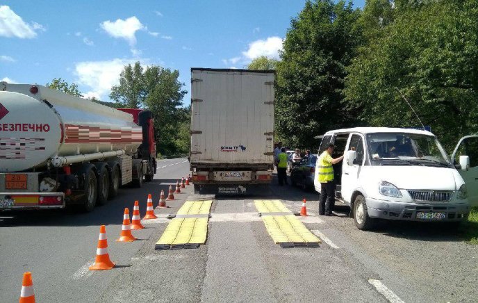 Біля Чинадієва патрульні перевіряли вантажівки на дотримання вагових параметрів – 01 Біля Чинадієва патрульні перевіряли вантажівки на дотримання вагових параметрів – 01