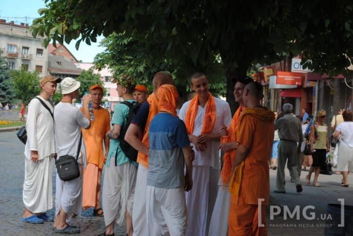Кришнаїти пройшлись Мукачевом, прославляючи свого духовного наставника – 13