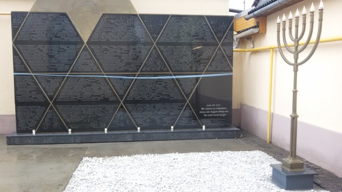 У Берегові відкрили пам’ятник жертвам Голокосту – 01 У Берегові відкрили пам’ятник жертвам Голокосту – 01