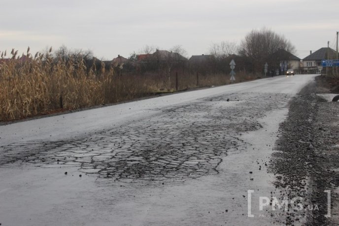 На першому шарі асфальту на Пряшівській-об’їзній у Мукачеві з’явились тріщини – 07