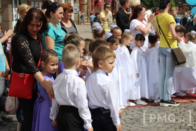 Центр Мукачева перетворився на великий концертний майданчик – 04