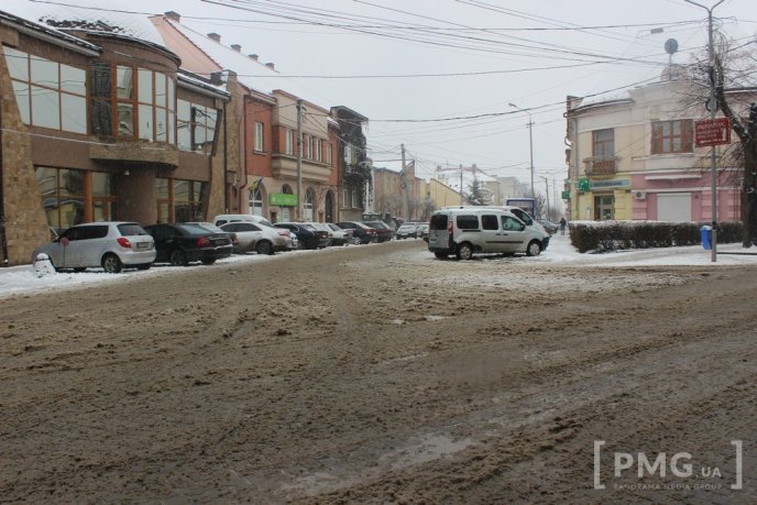 Сніговий сюрприз під кінець зими: "реакція" мукачівських комунальників містян не здивувала – 13 Сніговий сюрприз під кінець зими: "реакція" мукачівських комунальників містян не здивувала – 13