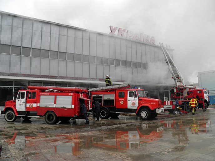 Вогонь в універмазі "Україна" вже охопив площу в одну тисячу метрів квадратних – 04 Вогонь в універмазі "Україна" вже охопив площу в одну тисячу метрів квадратних – 04