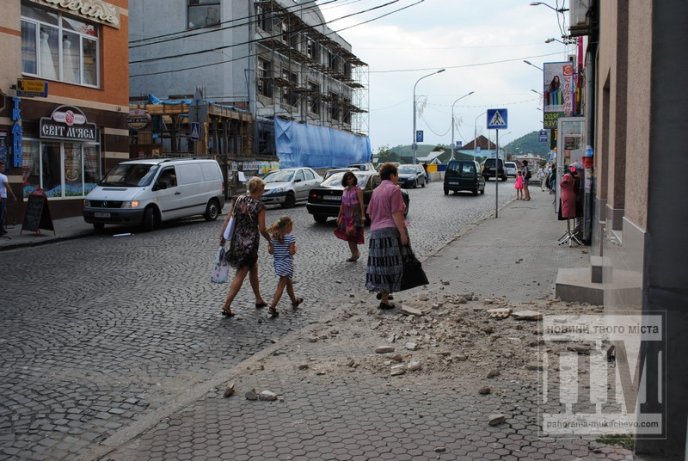 У Мукачеві посеред білого дня штукатурка обвалилась "на жваву" пішохідну частину (ФОТОФАКТ) – 03