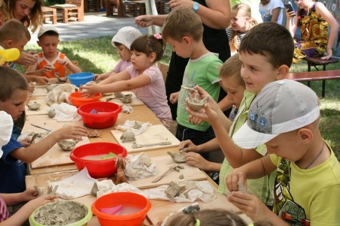 Маленькі закарпатці на кілька годин стали гончарами – 03