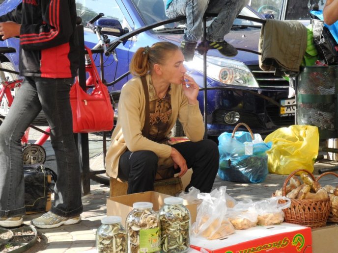 В Ужгороді розквітає несанкціонована торгівля (ФОТО) – 03 В Ужгороді розквітає несанкціонована торгівля (ФОТО) – 03