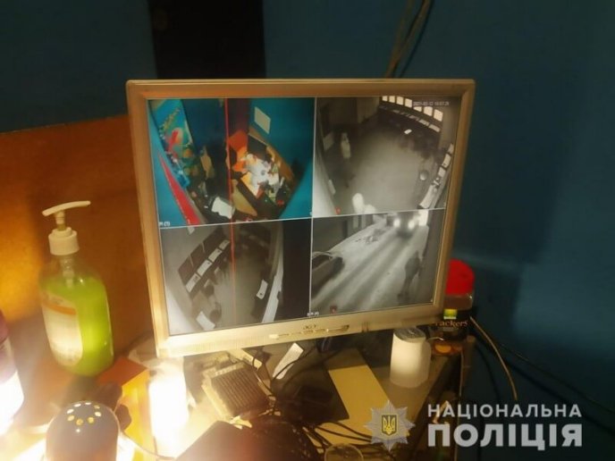 Надавали незаконні послуги: поліцейські розповіли, що коїлось у Рахові – 01