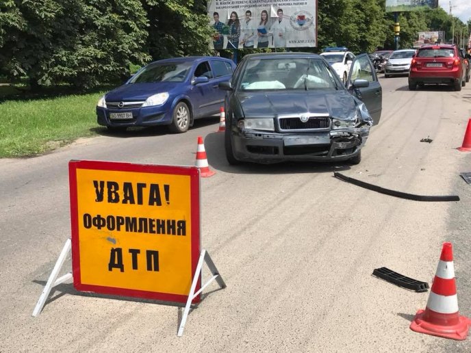 В Ужгороді ДТП: водій на "Шкоді" збив мотоцикліста – 08