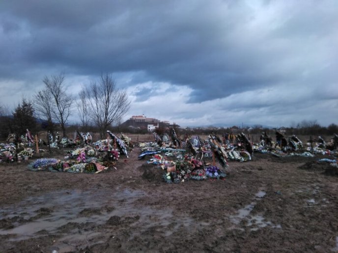 Могили у воді: у Мукачеві затопило одне з кладовищ – 06