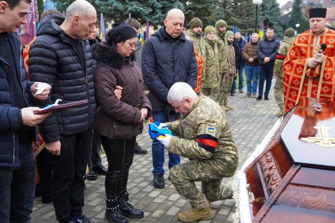 В Ужгороді поховали воїна, якого 15 місяців вважали зниклим безвісти – 04