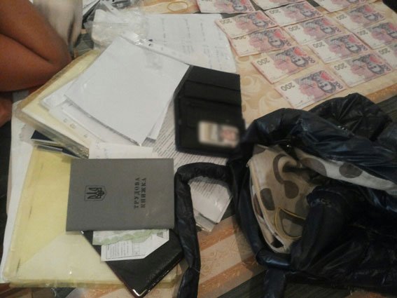 В Ужгороді при отриманні хабара затримали місцеву бізнесвумен – 02