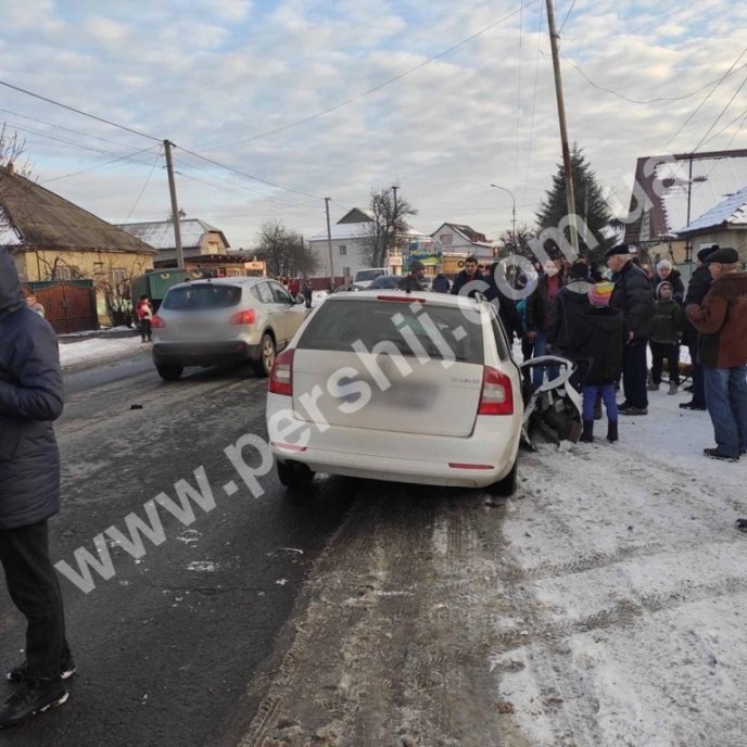 Сьогодні сталась моторошна ДТП: автівки дуже понівечені – 04