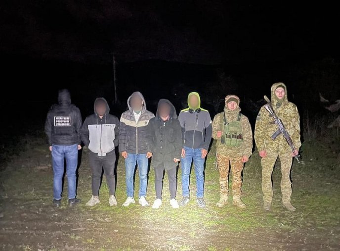 На кордоні зі Словаччиною затримали чоловіків – 02
