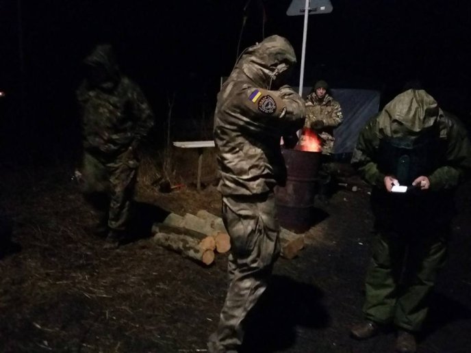 За кілька кілометрів від Нижніх Воріт стоять близько 14 російських вантажівок – 04 За кілька кілометрів від Нижніх Воріт стоять близько 14 російських вантажівок – 04