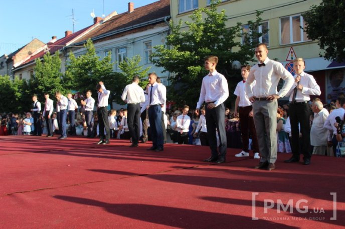 Мукачівські випускники станцювали прощальний вальс у центрі міста – 25