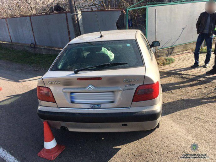 У Мукачеві жінка-водій в’їхала в паркан. У машині було двоє дітей – 03