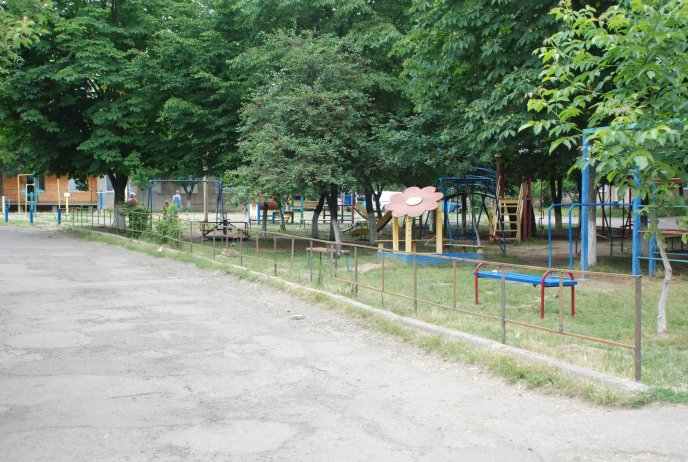 В Іршаві облагороджують дитячий майданчик – 04