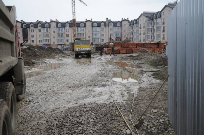 В Ужгороді забудовника оштрафують за те, що вантажівки виїжджали з будівництва із брудними колесами – 18