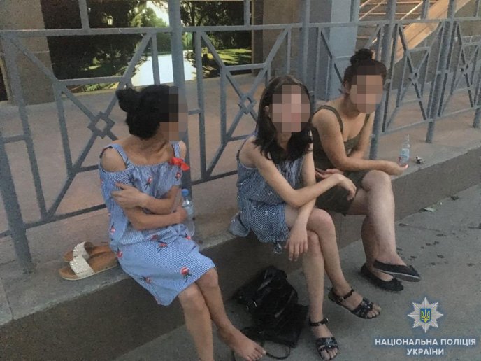 Три дівчини із Закарпаття скоїли у центрі Одеси злочин – 01