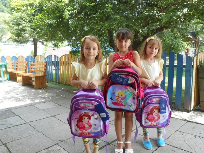 Майбутні першокласники Рахівщини отримали шкільні ранці та набори для навчання – 01