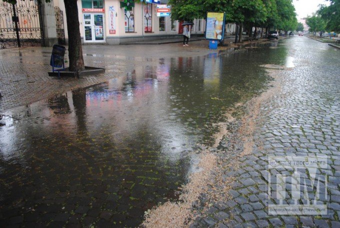 У Мукачеві дощ з градом перетворили міські вулиці у калюжі (ФОТО) – 02
