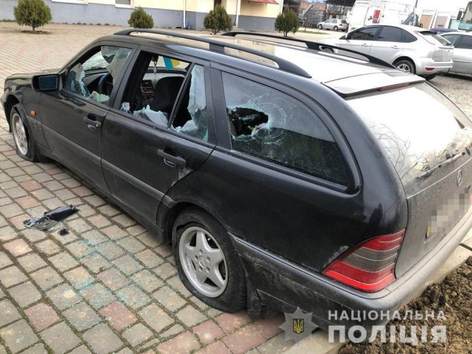 На Закарпатті чоловіку понищили автомобіль: порізали шини та побили скло – 01