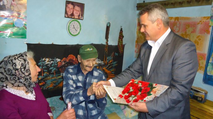 У Кобилецькій Поляні привітали найстарішого мешканця Рахівщини – 01