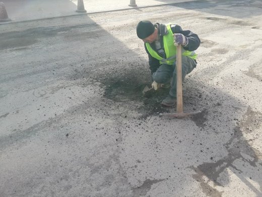 Як на Закарпатті селяни дорогу ремонтують – 03