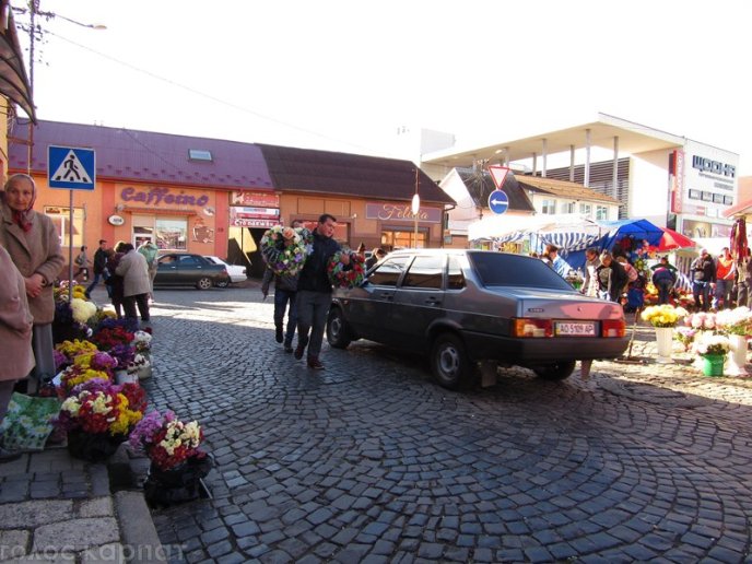 Вінки, свічки та квіти: у скільки обійдеться вшанувати пам’ять померлих у Мукачеві – 05