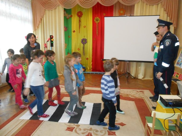 Правоохоронці Мукачева вчили дошкільнят правилам дорожнього руху – 04