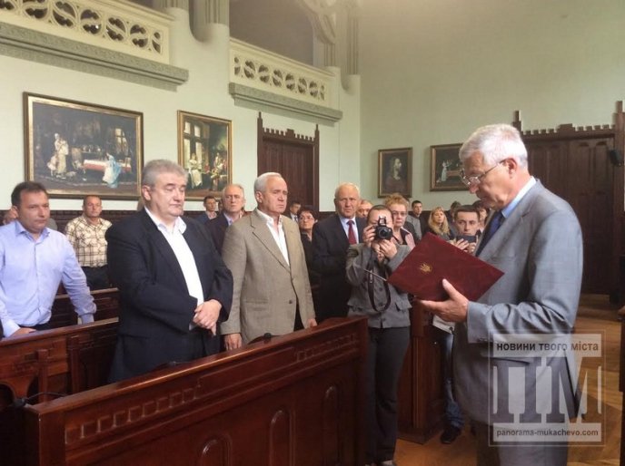 Родинам військових мукачівців, що загинули в зоні АТО, вручили посмертні нагороди їх Героїв (ФОТО) – 02