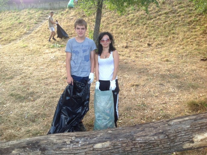 Свідомі мукачівці очищали набережну міста від сміття (ФОТО) – 21 Свідомі мукачівці очищали набережну міста від сміття (ФОТО) – 21