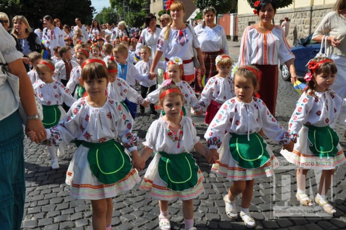 День Незалежності України у Мукачеві відзначили масштабним парадом вишиванок (ФОТОРЕПОРТАЖ) – 27