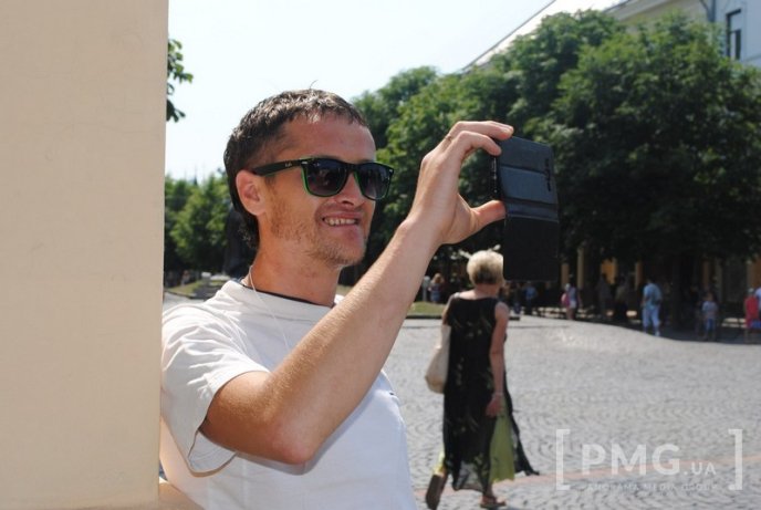 У центрі Мукачева виступають кришнаїти – 04