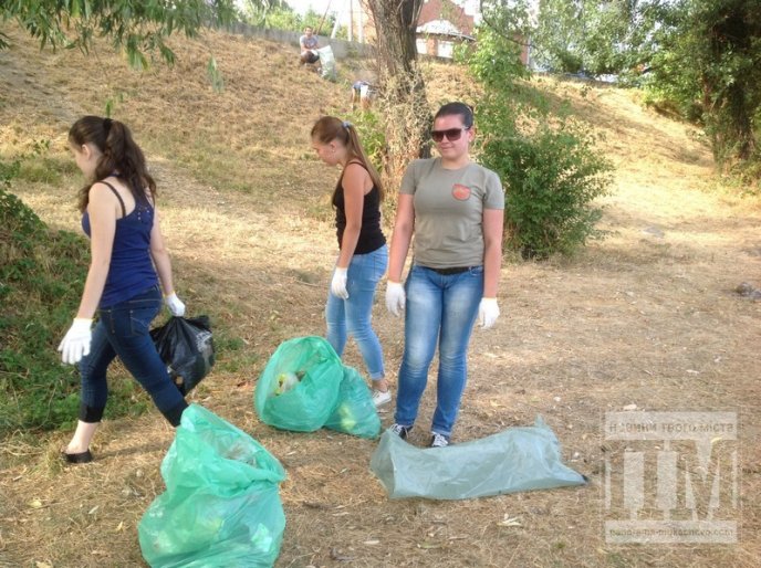 Свідомі мукачівці очищали набережну міста від сміття (ФОТО) – 13 Свідомі мукачівці очищали набережну міста від сміття (ФОТО) – 13